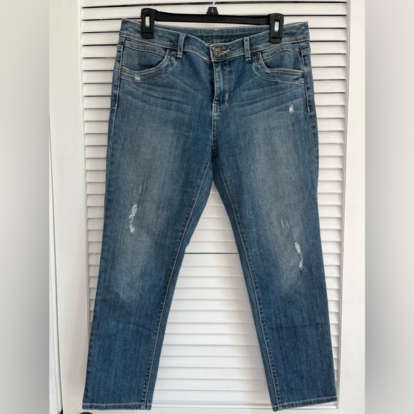 Simply Vera Light Wash Ankle Skinny Mid-rise Jean Size 6 with Tear Accents - Picture 2 of 5